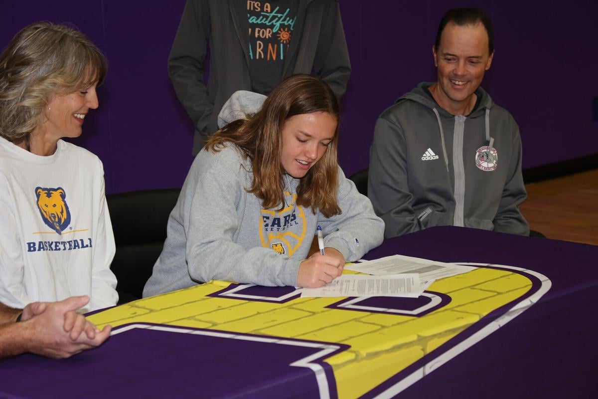 Bridgeport's LoomisGoltl signs NLI with Northern Colorado