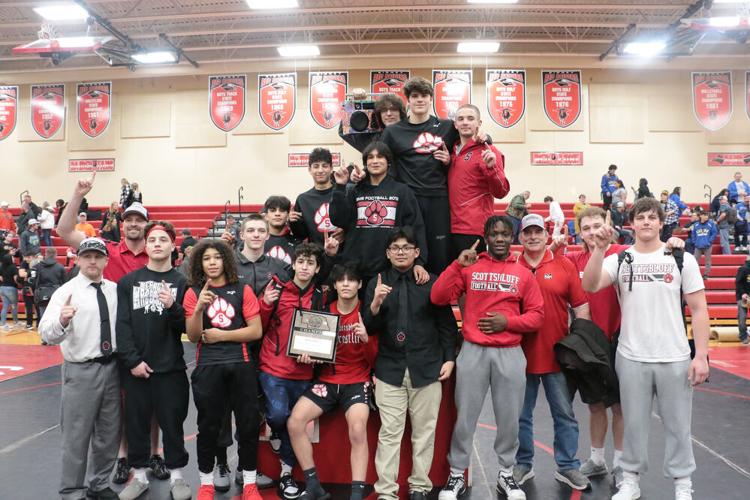 Bearcat wrestling wins districts, Bulldogs send eight to state