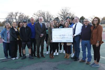 JG  Elliott donates $10k to Gering tennis courts project