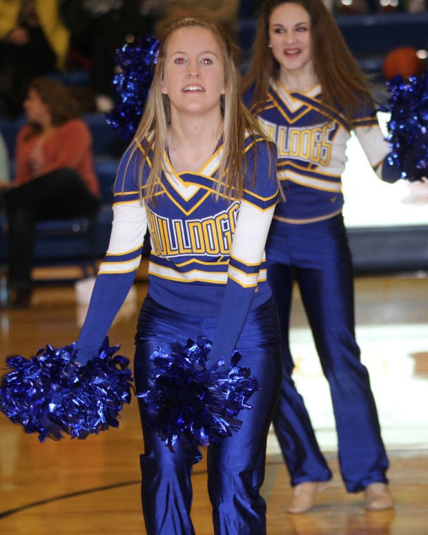 Gering Bulldogs Cheerleaders | Sports | Starherald.com