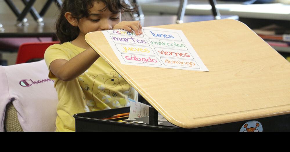 Minatare brings Spanish to elementary students