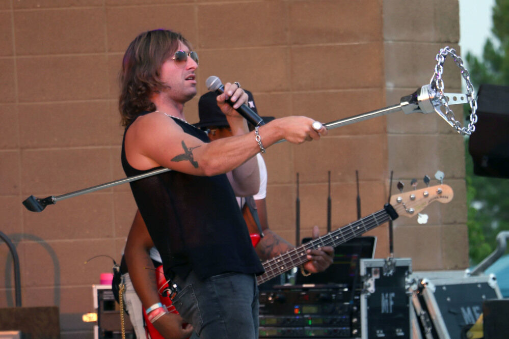 Moon Fever, Hinder rock out at Five Rocks