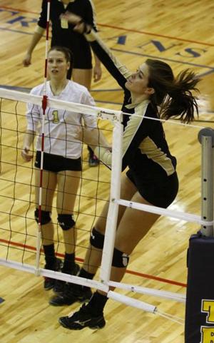 Former Bearcat Auer overcomes challenges to keep playing volleyball