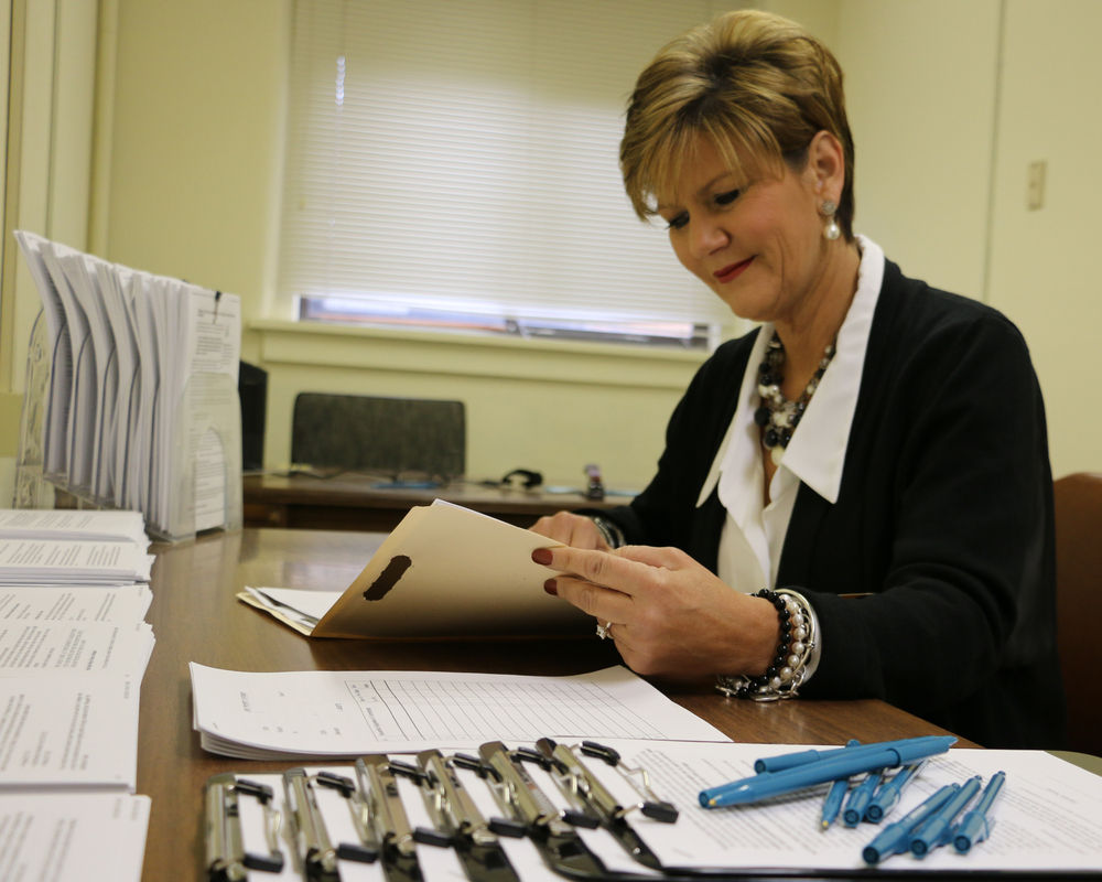 Attorneys volunteer to help people represent themselves in court