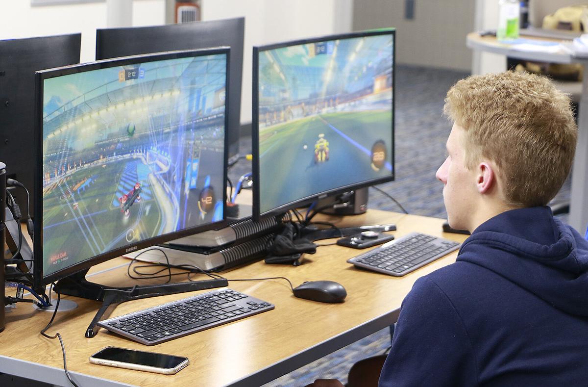 Gering’s Plummer goes from building houses in Minecraft to competing on E Sports team