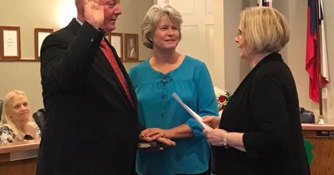 Double Oak mayor sworn in for last time