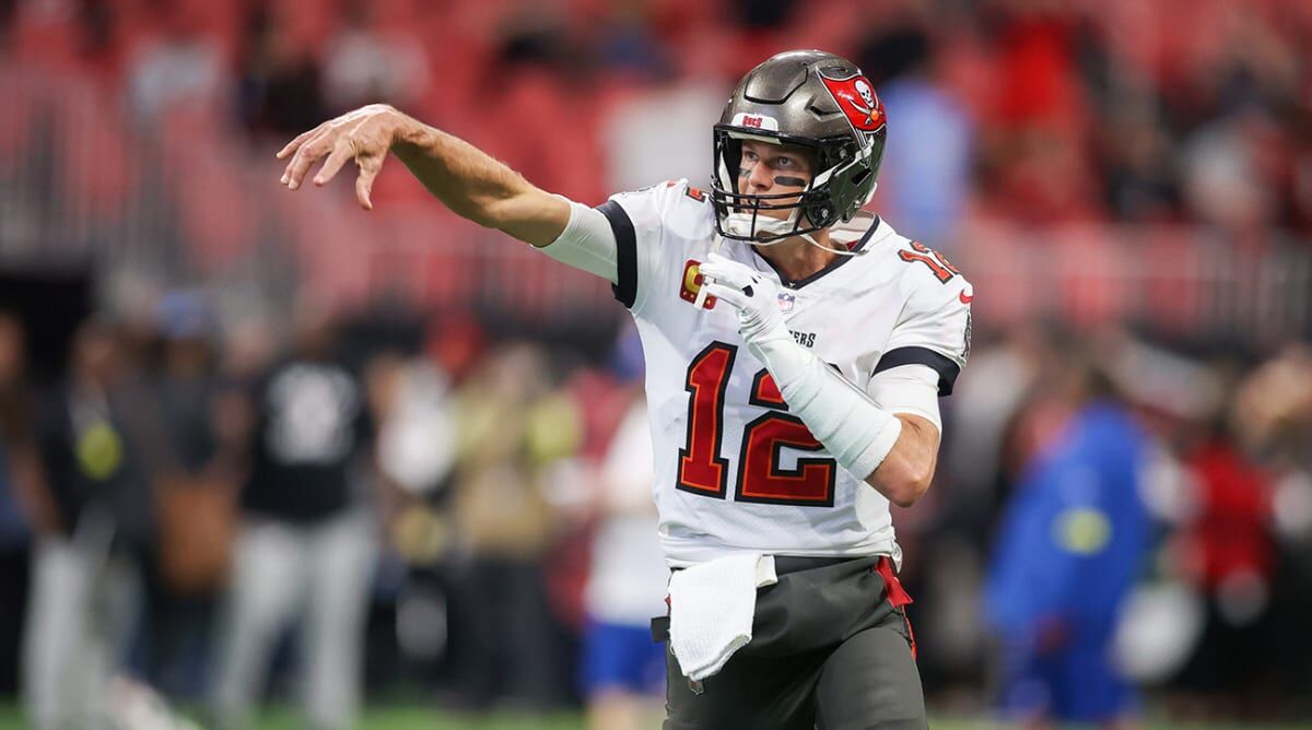 Bucs' Brady breaks own NFL mark for completions in a season