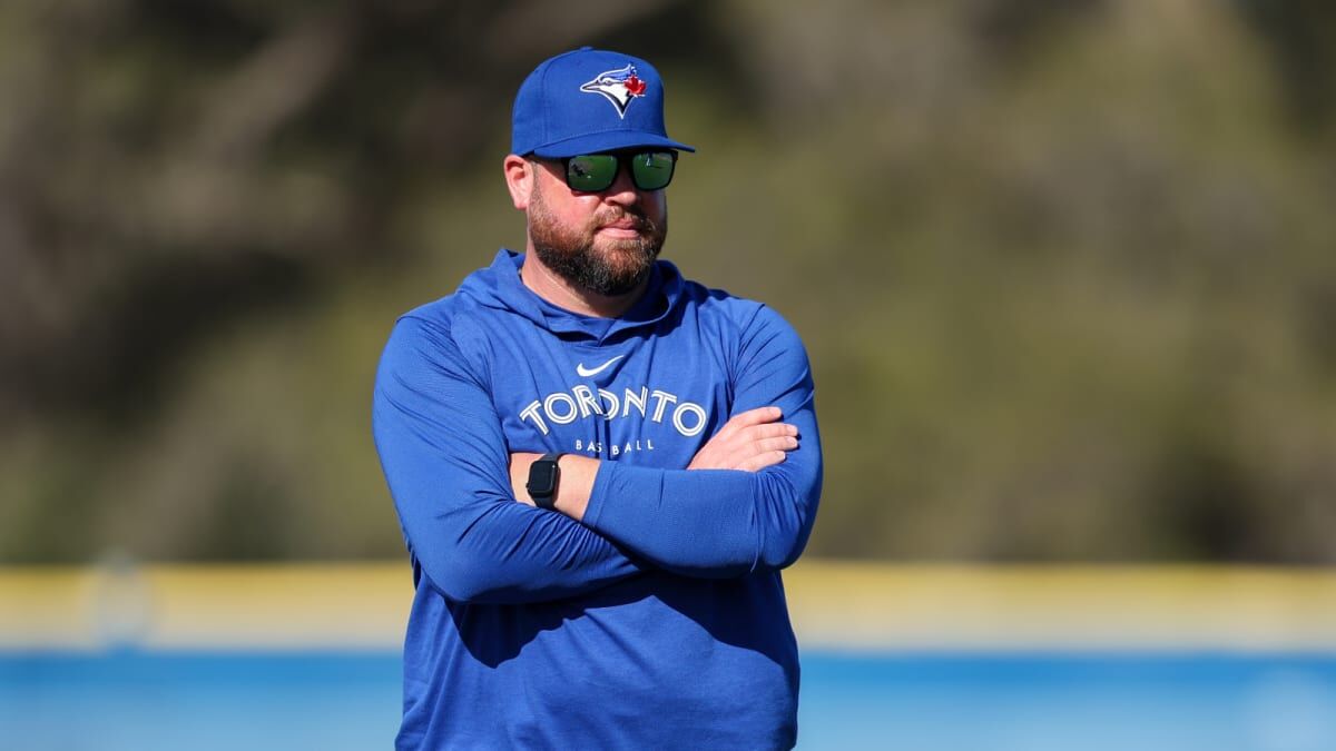 Blue Jays manager John Schneider saves woman choking at lunch, given free  beer by restaurant