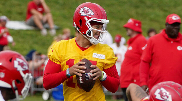 Mahomes or Allen: Who should be first fantasy QB off the board?