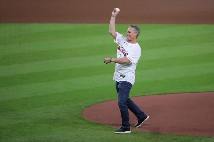 Watch: Nolan Ryan throws out Globe Life Park's final first pitch