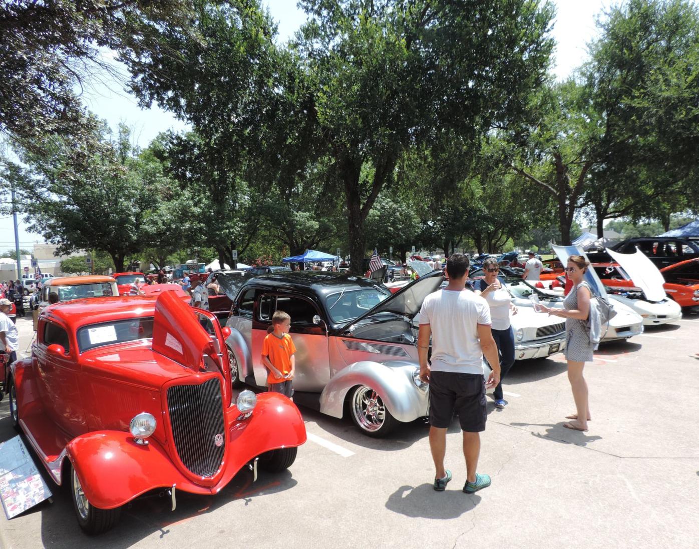 It's a family affair at the Sun City Splash and Dash