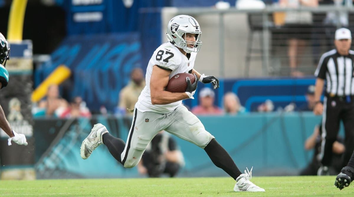 Raiders' TE steps away from football after cancer diagnosis