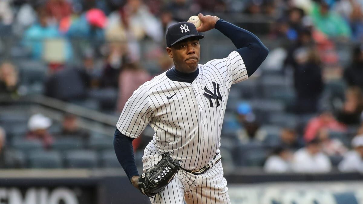 Yankees acquire Aroldis Chapman, super reliever and possible