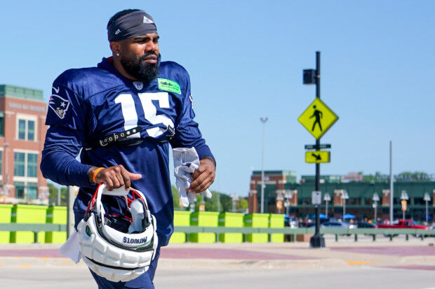 Inside Ezekiel Elliott's first day back with the Cowboys, from  early-morning contract news to reuniting with his team