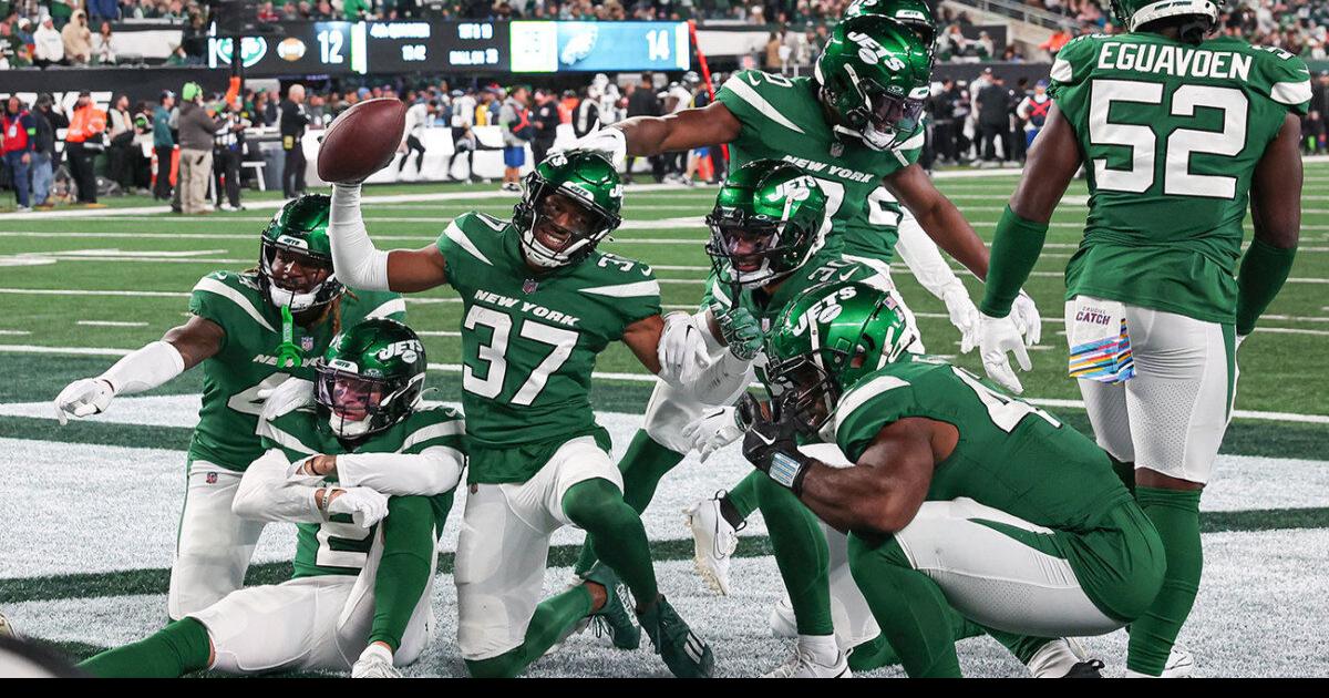 Wow do I wish these really were the Eagles new uniforms. : r/nfl