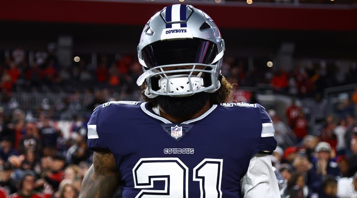 Ezekiel Elliott arrives for Divisional playoff game