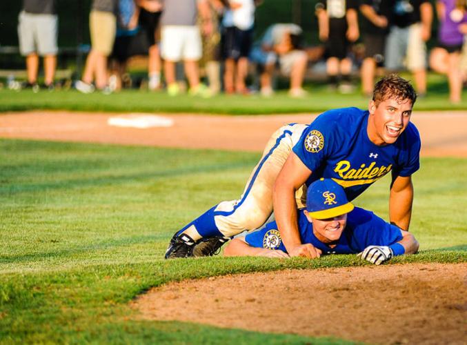 28,000+ Yellow Baseball Pictures