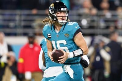 Lawrence rallies Jaguars from 27 down to beat Chargers