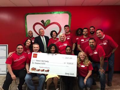 Wells Fargo Donates 10 000 To Minnie S Food Pantry In Plano