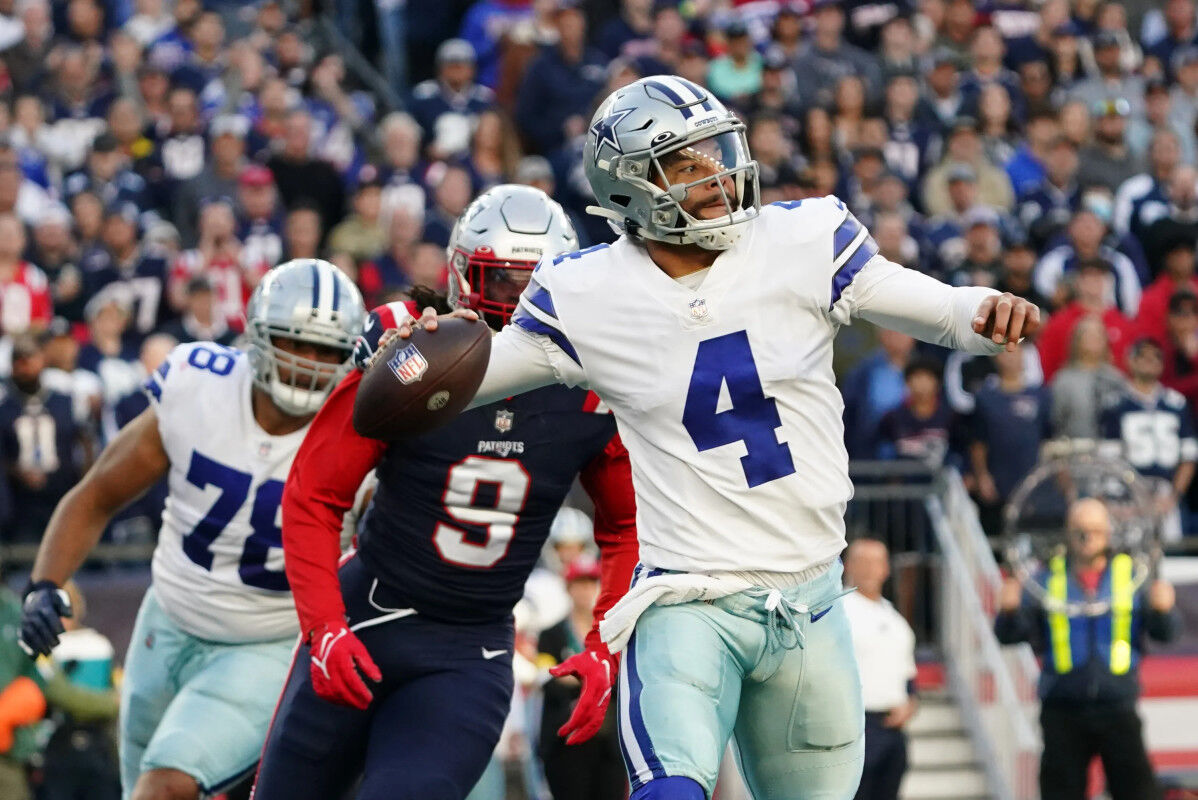 Cowboys blow out Patriots, win 10th straight home game