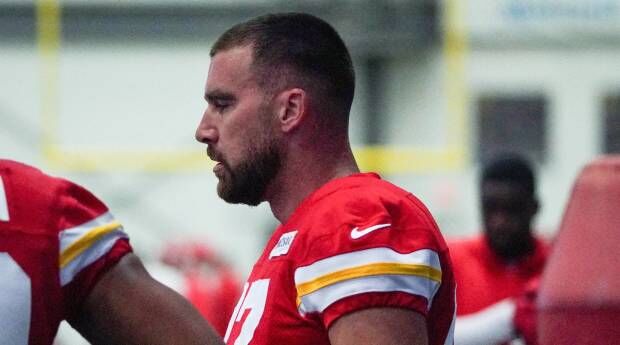 Chiefs star Travis Kelce injures knee at practice; status uncertain against  Detroit Lions