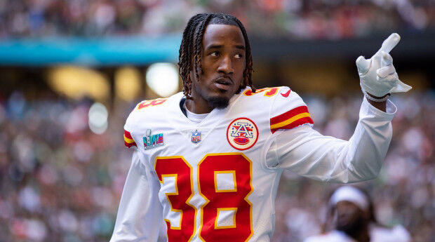 Kansas City Chiefs cornerback L'Jarius Sneed (38) gets set on