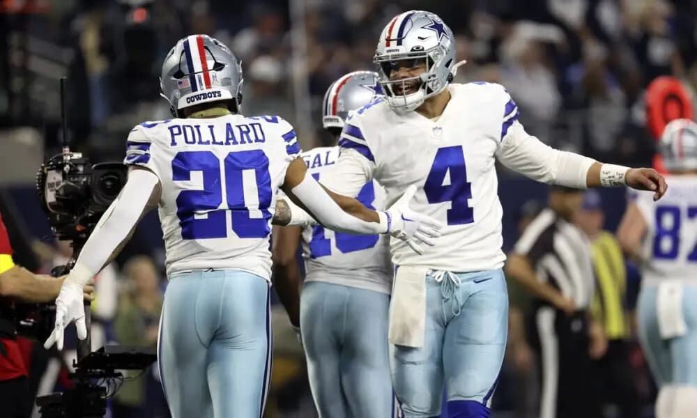 Dallas Cowboys running back Tony Pollard (20) in the backfield