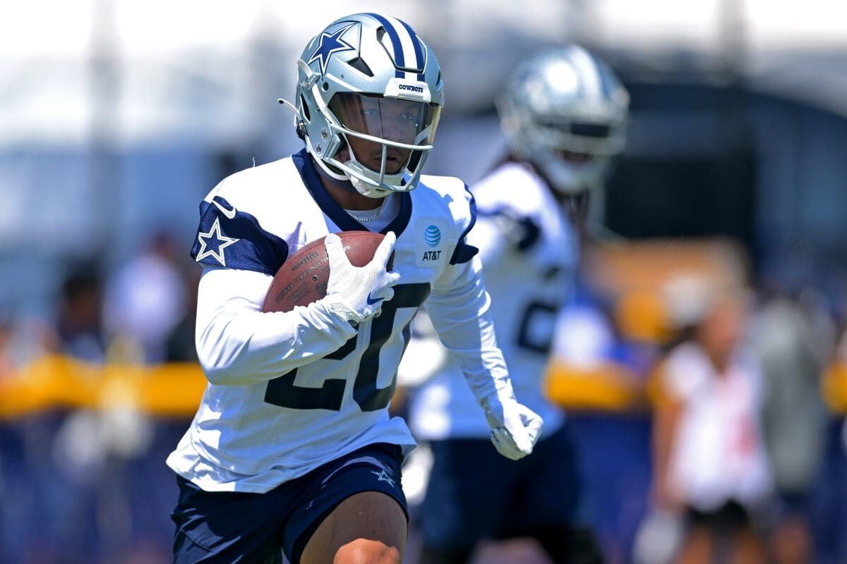 Cowboys sign Malik Davis to 53-man roster with Ezekiel Elliott's status in  doubt