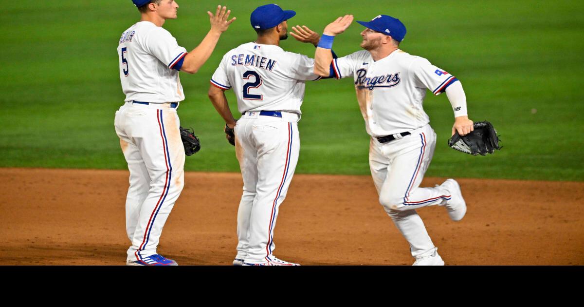 Jacob deGrom in his new uniform with Rangers GM Chris Young and Manager  Bruce Bochy : r/baseball