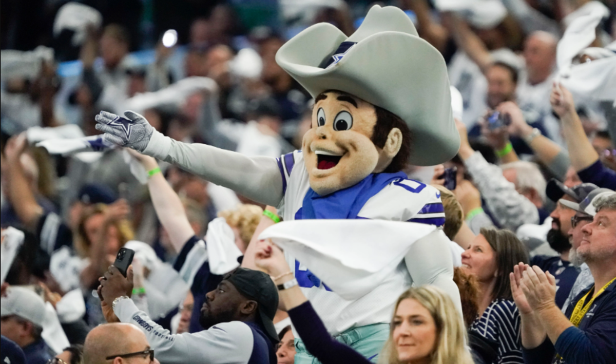 Dallas Cowboys: 5 times the star logo has been disrespected