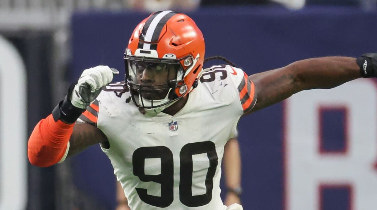 Browns' Jadeveon Clowney out vs. Steelers after reportedly being