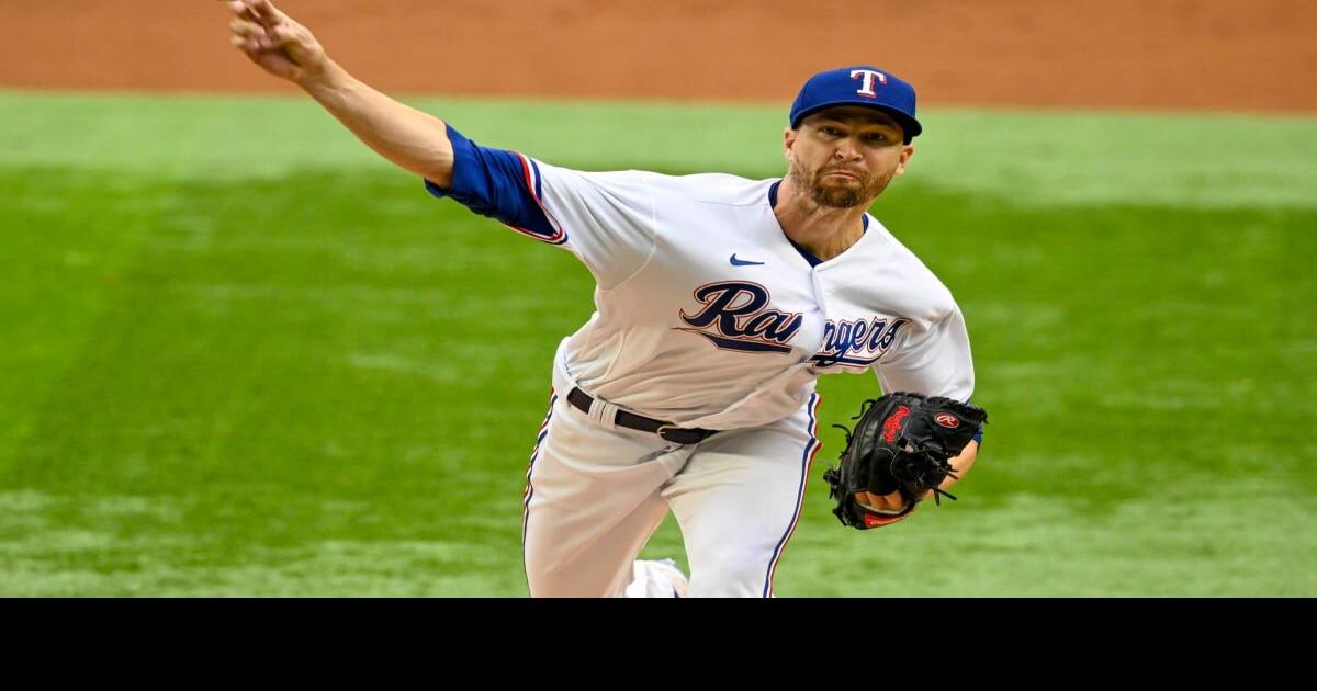 Jacob deGrom throwing after early Rangers injury scare