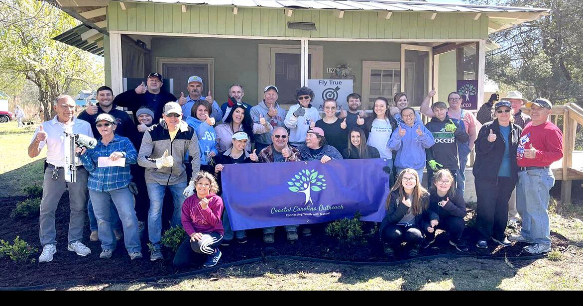 Volunteers lend a hand at outreach center Community Focus