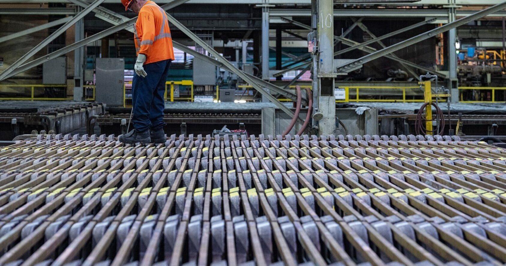 StatCan reports manufacturing sales up 1 . 5 per cent in August