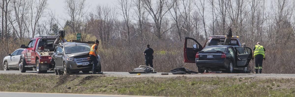 Southbound lanes closed on Hwy. 406 following crash