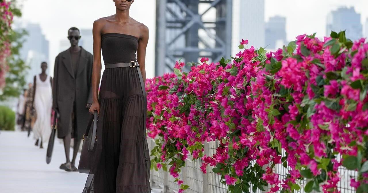 Michael Kors pays tribute to late mother with waterfront runway show set to Bacharach tunes - Vimarsana News