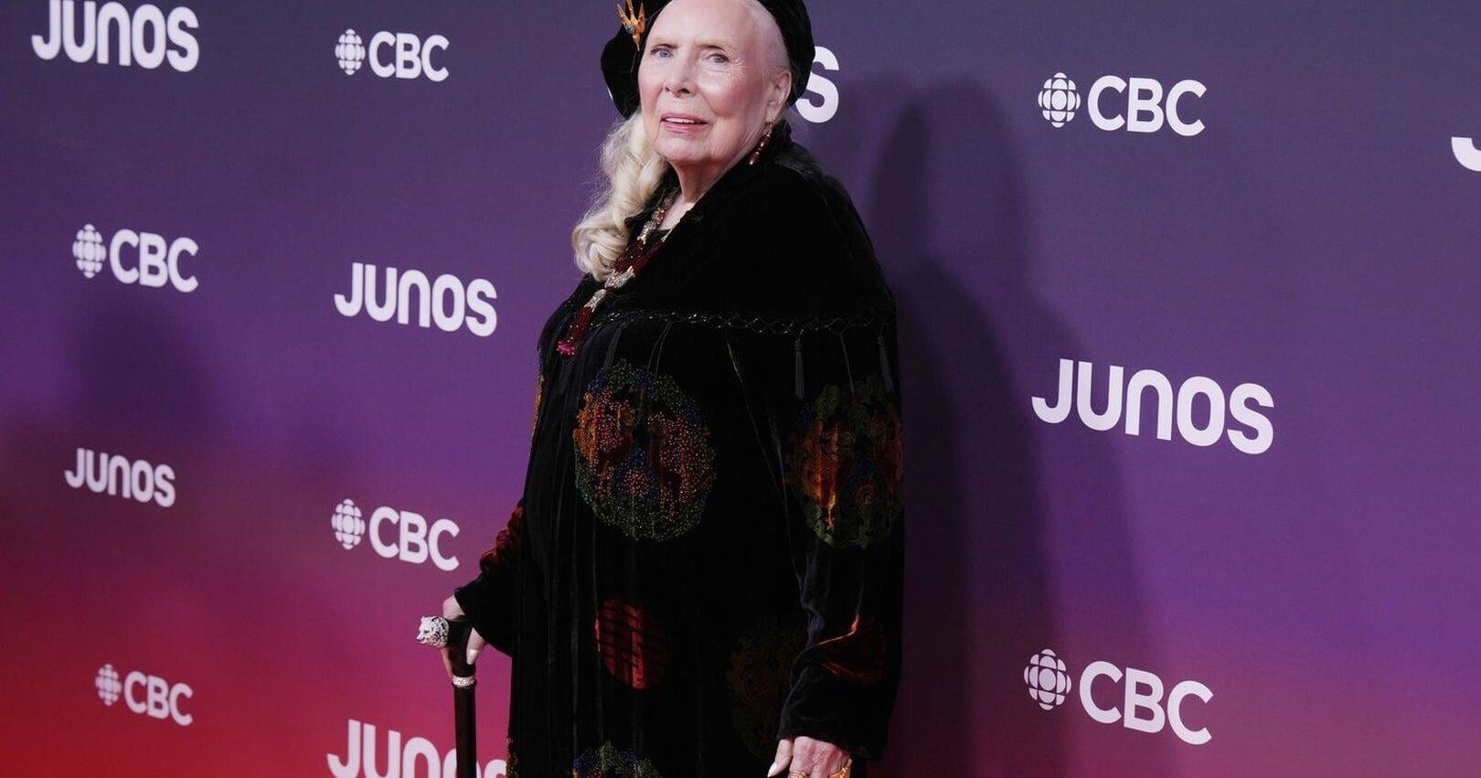 Joni Mitchell says she became U . S . citizen to vote , vows to never stop being Canadian