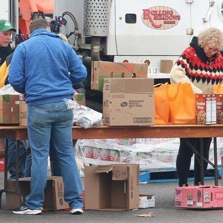 Grocery giveaway draws Niagarans to Thorold hall - Vimarsana News