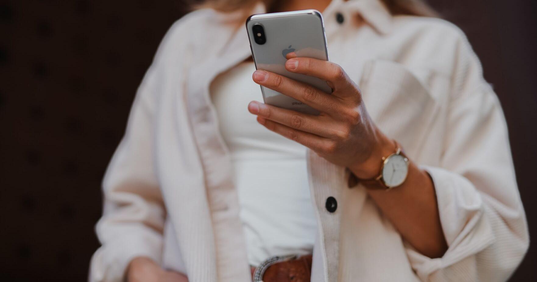 Smartphone addiction is worse for women, new study suggests - Vimarsana News