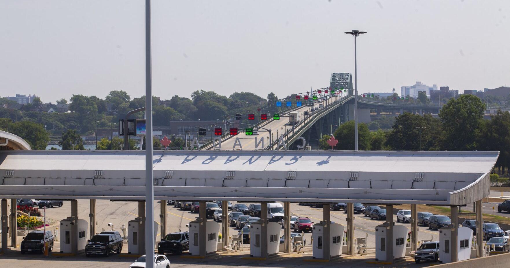 Canadian accused of trying to smuggle man at Peace Bridge