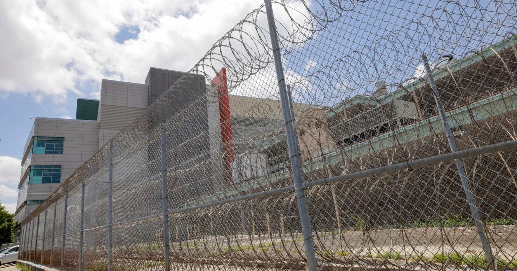 New Orleans jail worker gets 2 . 5 years in prison for enabling brazen 10 - inmate escape