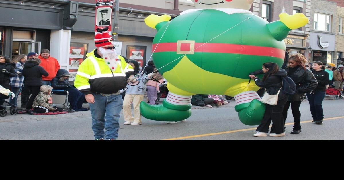 Santa Claus parades through Niagara Falls