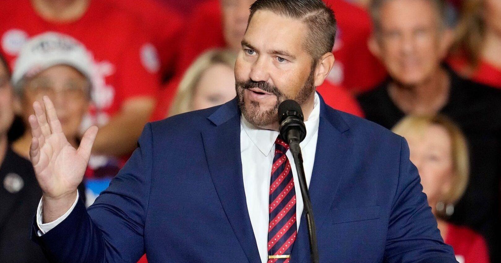 Top officials in Arizona Maricopa County agree on how to oversee elections , ending a legal battle