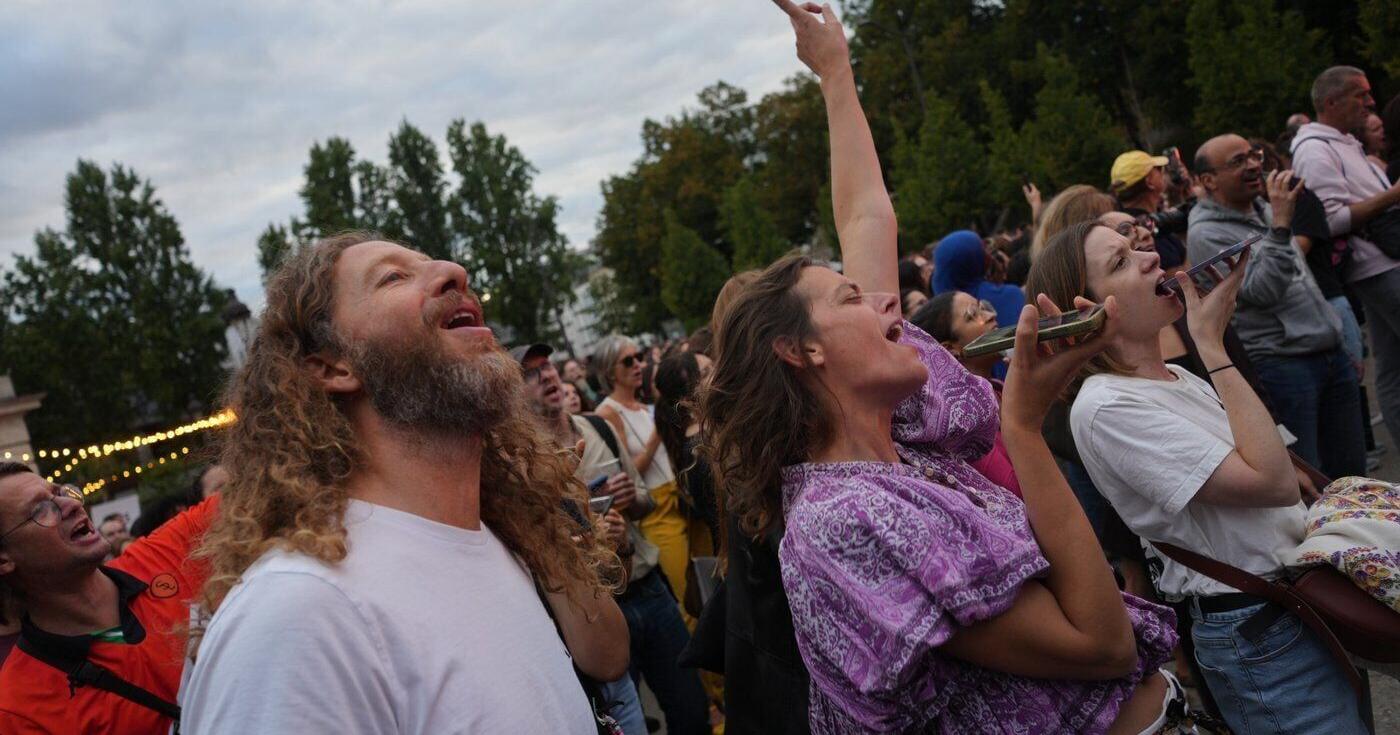 Céline is everywhere in my life : Thousands gather in Paris for Dion big comeback