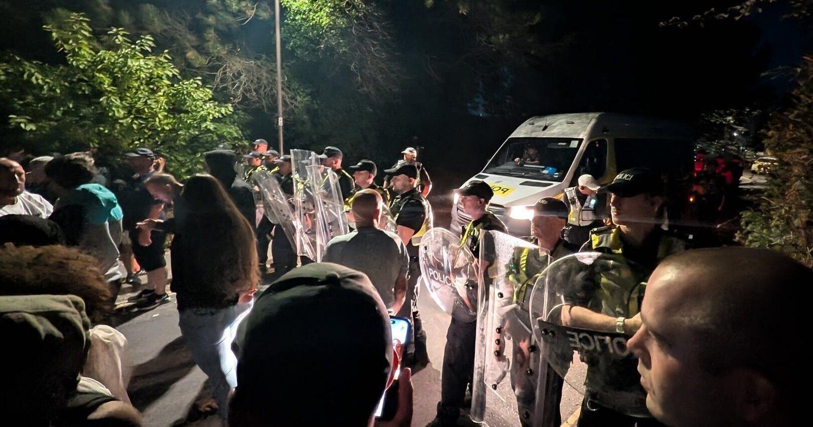 UK government condemns anti - immigrant demonstrators after Channel crossing protests