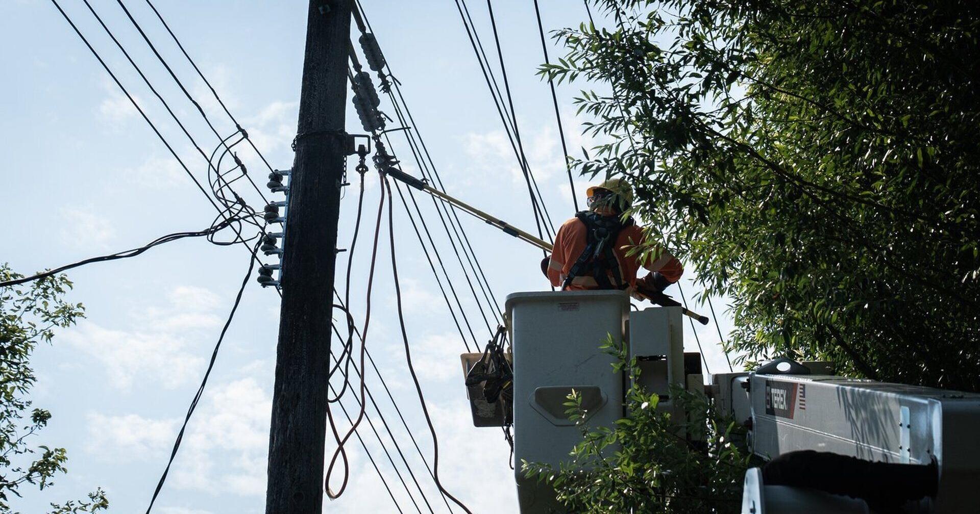 Hydro crews work overnight to restore power after summer storm in Manitoba