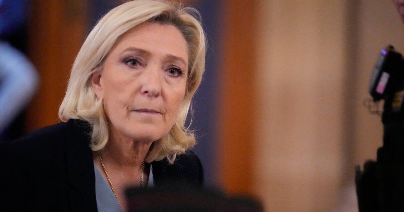 French prosecutors seek to ban Marine Le Pen from office , jeopardizing her 2027 presidential bid