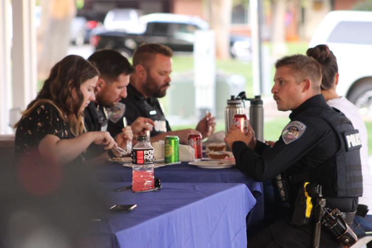 Police officers enjoy family dinner thanks to group of residents in ...