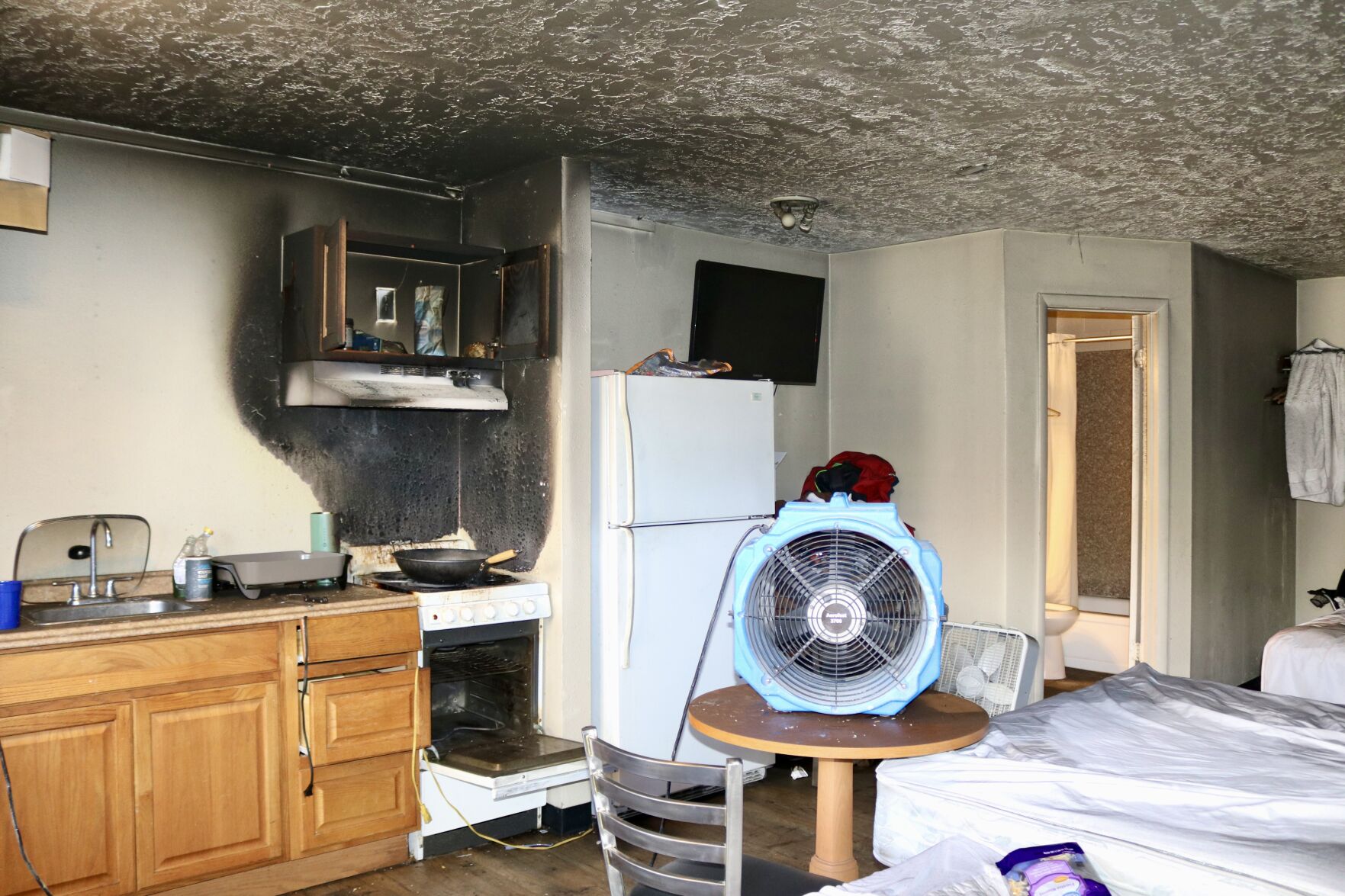 【wwk】Room fire Left it on high': Firefighters say unattended stove sparks St