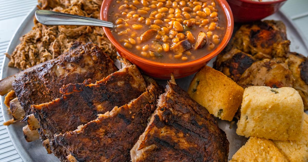 Plato BBQ grande con COSTILLAS, CERDO DESPIRADO, CHILE, ENSALADA DE COL, PAN DE MAÍZ